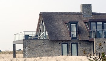 Mørkt hus med terrasse